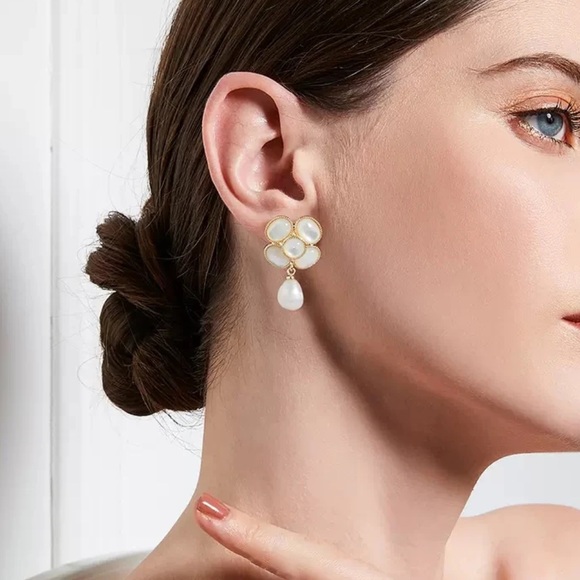 Maillard Camellia Earring - Picture 4 of 4